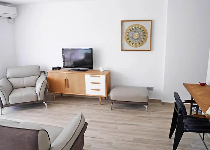 Neenies - Carabeo Luxury Apartment